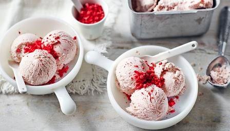 strawberry_and_banana_24556_16x9