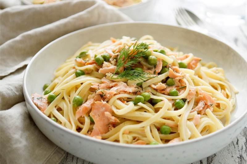 spaghetti with salmon and peas
