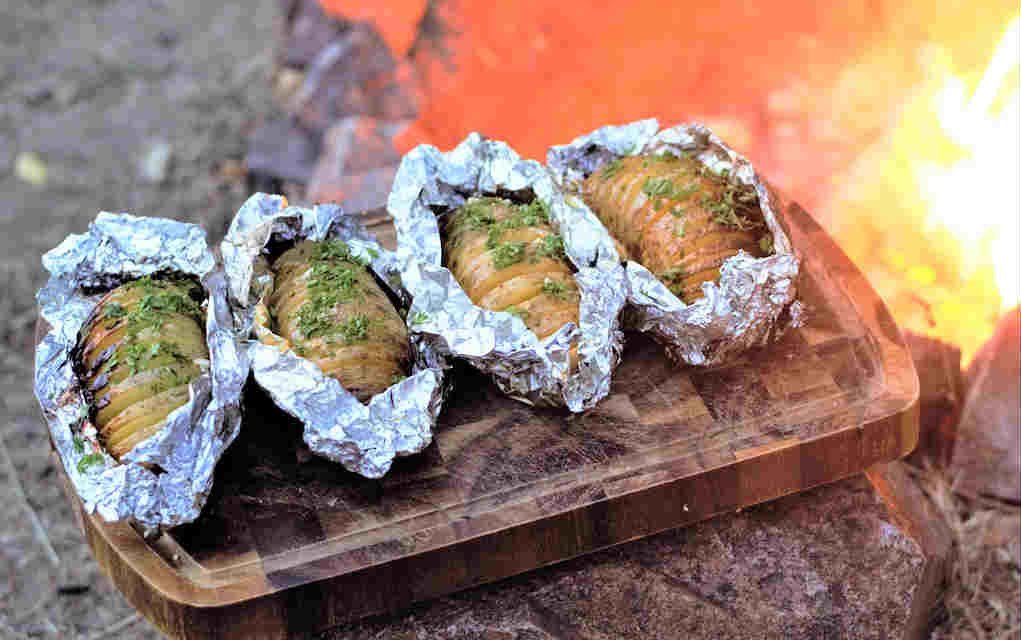 Campfire-Cheesy-Garlic-Potatoes for easy camping meals – Mykidstime Campfire-Cheesy-Garlic-Potatoes for easy camping meals - Mykidstime