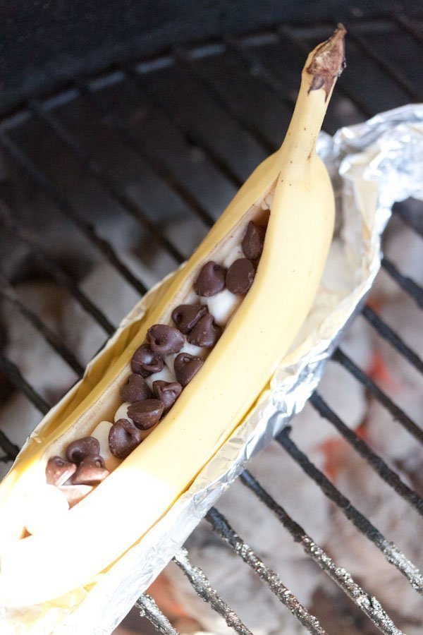 Chocolate-and-Marshmallow-Stuffed-BBQ-Bananas for Easy camping meals – Mykidstime baked bananas for Easy camping meals - Mykidstime