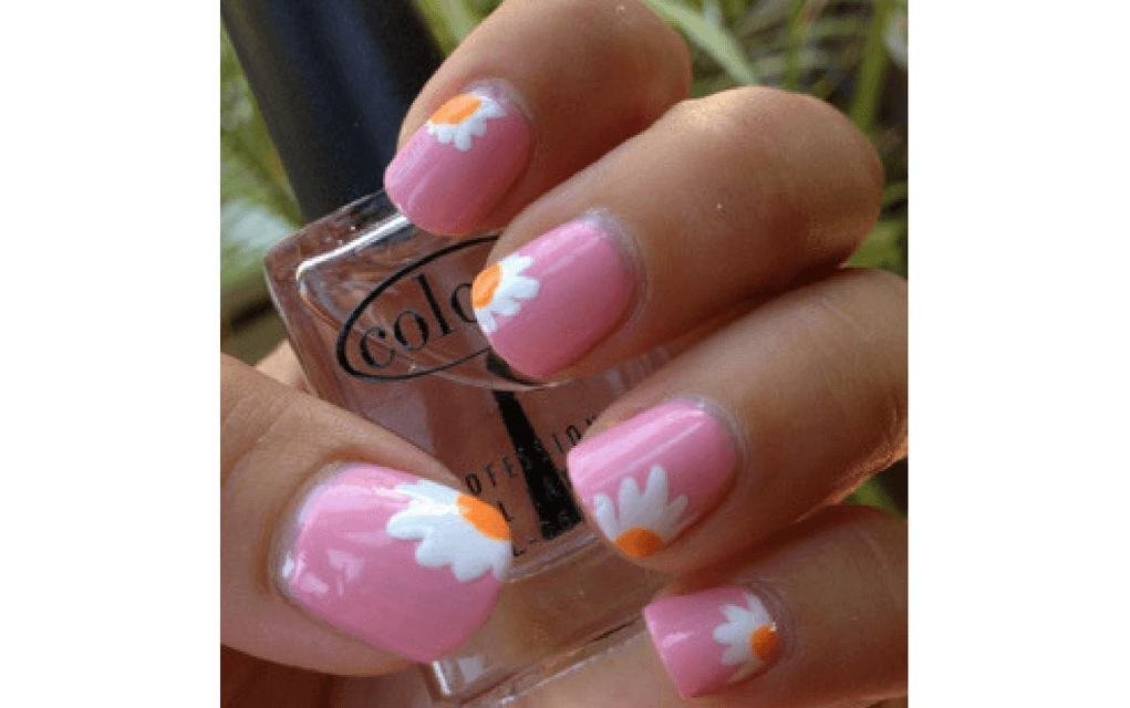 Summer nails pink daisies