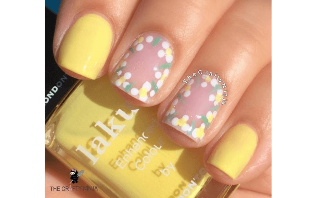Summer nails white daisies