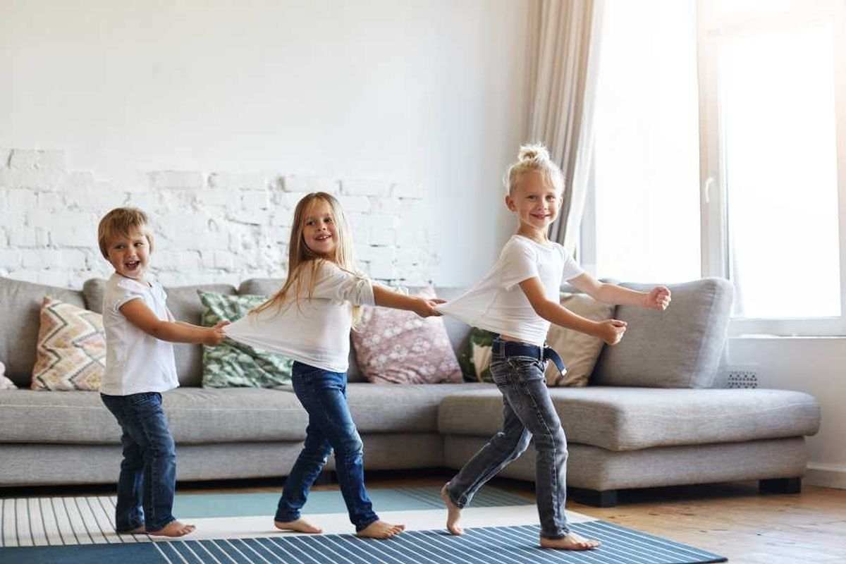 kids-dancing-indoors-1